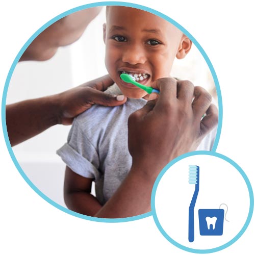 Adulte brossant les dents de l'enfant