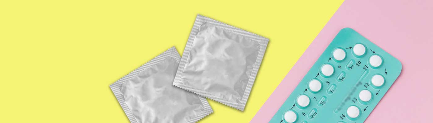 Deux préservatifs et une plaquette de pilules
